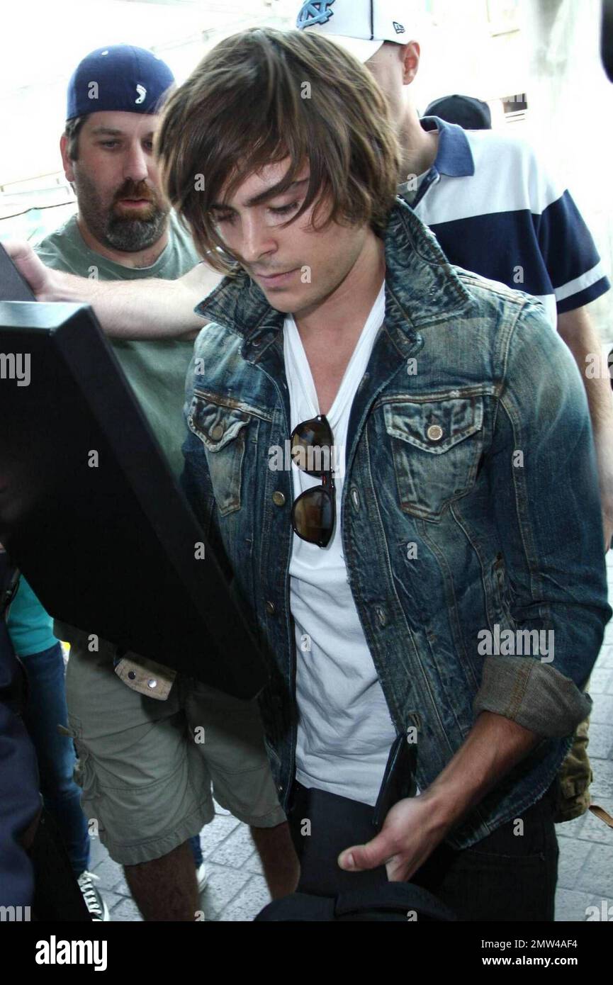 Zac Efron arrives to catch his flight at Los Angeles International Airport.  Efron is currently promoting his new film "17 Again." Los Angeles, CA.  4/24/09 Stock Photo - Alamy