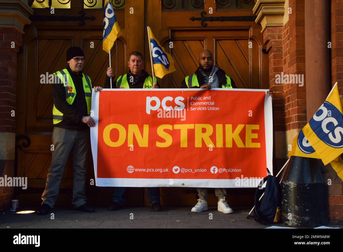 London, UK. 1st February 2023. PCS (Public and Commercial Services Union) picket outside St Pancras International Station, as Border Force workers go on strike. The day has seen around half a million people staging walkouts around the UK, including teachers, university staff, public service workers and train drivers. Stock Photo