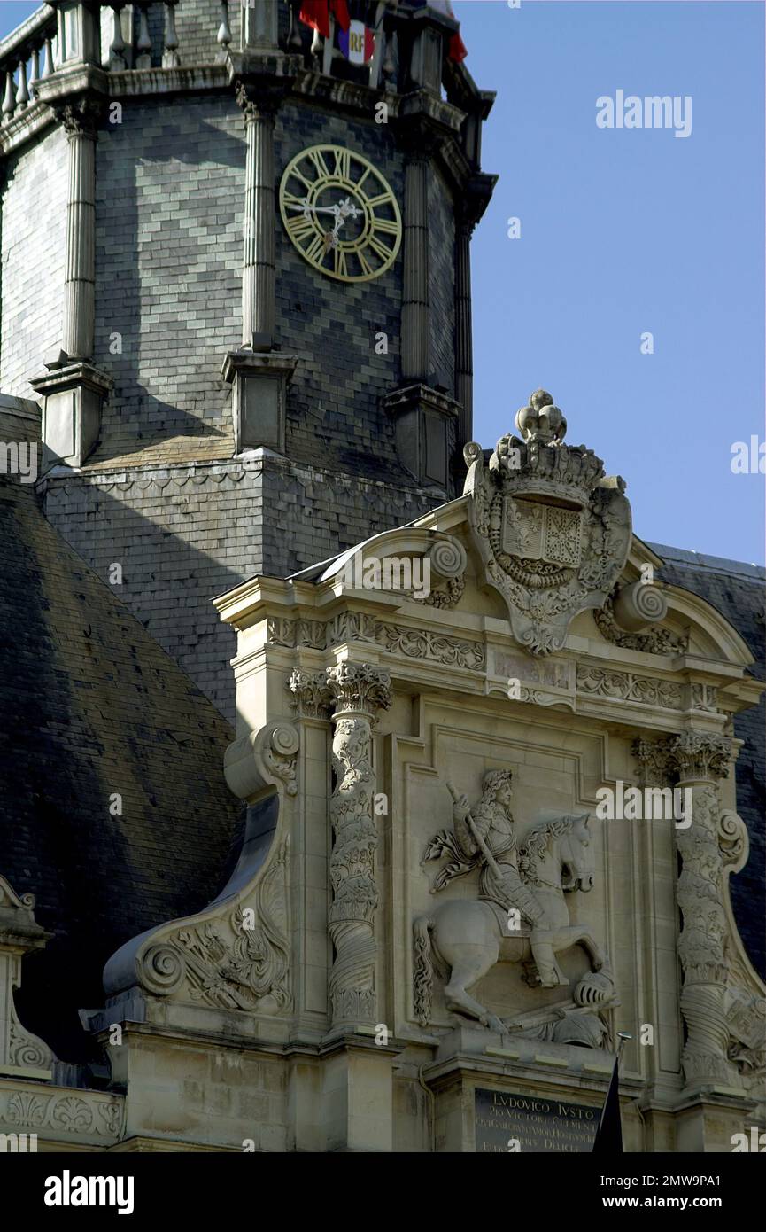 Reims, Francja, France, Frankreich, Equestrian statue of Louis XIII, Hôtel de Ville, Town Hall (fragment of the facade), Rathaus Fragment der Fassade Stock Photo