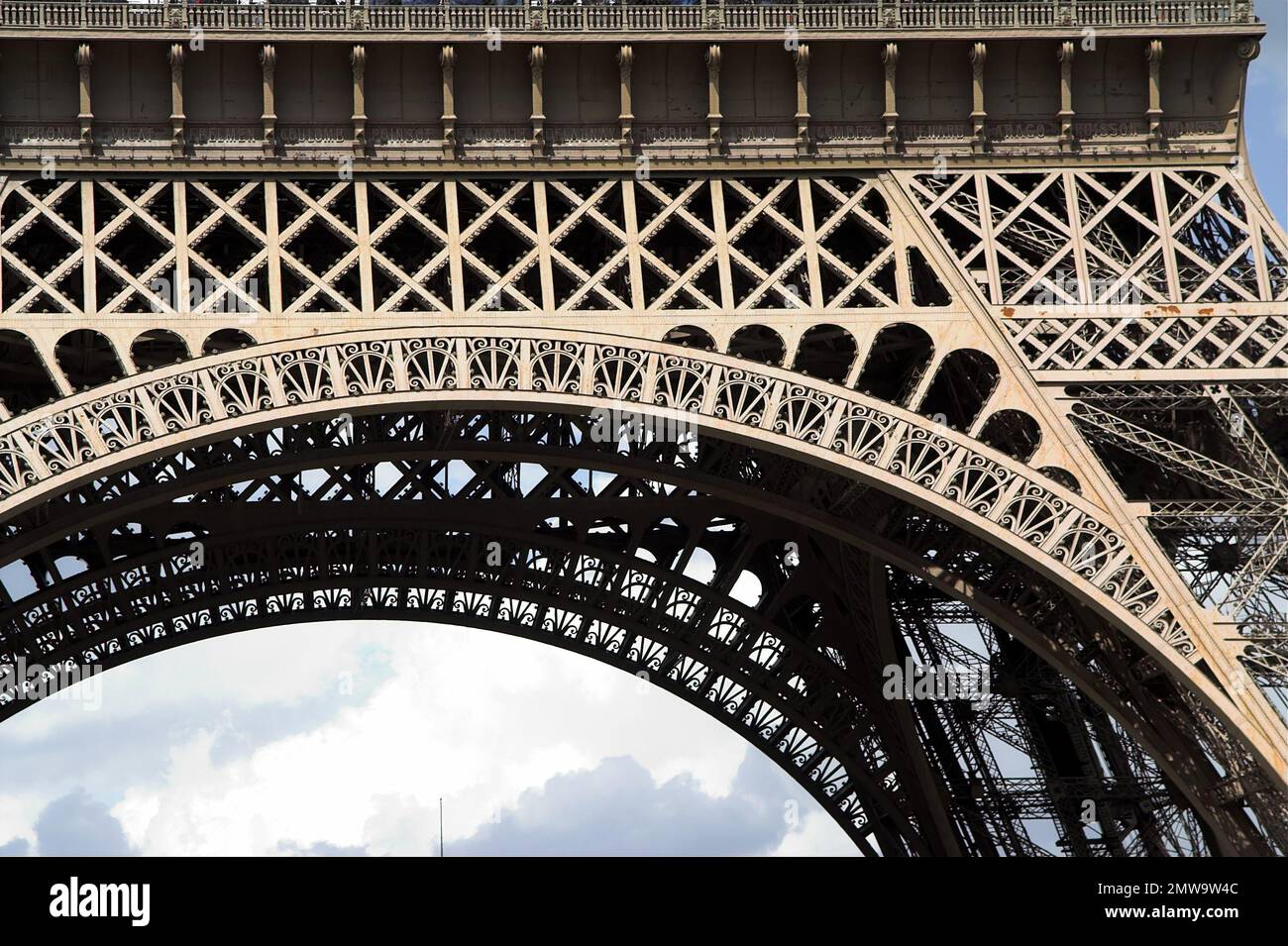 Paryż Paris Francja France Frankreich, Eiffel Tower - fragment of the base - lower part; Eiffelturm - Fragment der Basis - unterer Teil; Wieża Eiffla Stock Photo