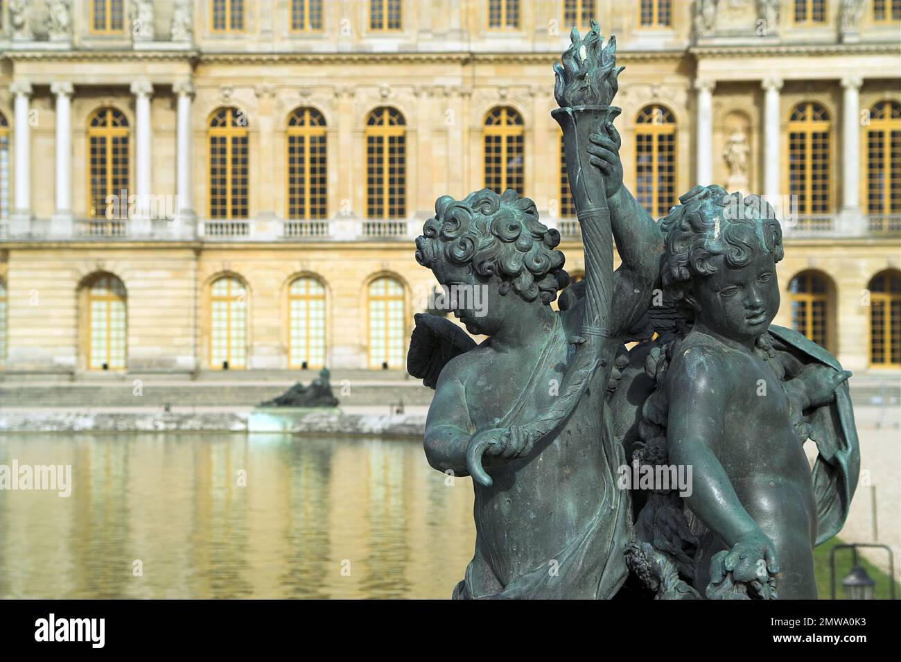 Wersal, Versailles, Francja, France, Frankreich, Bronze sculpture by the fountain against the backdrop of the palace facade; Bronzeskulptur am Brunnen Stock Photo