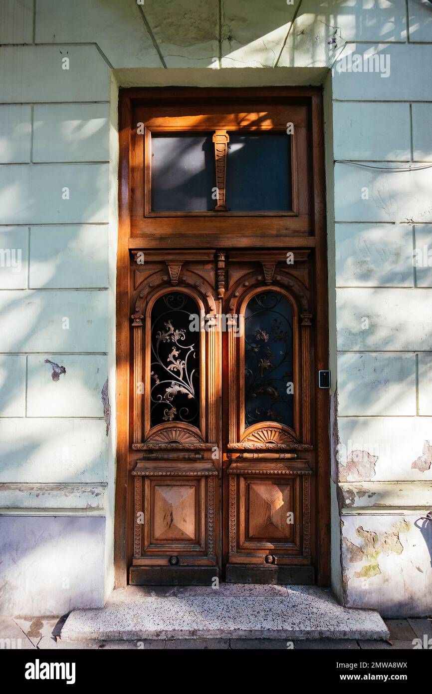 Vintage wooden brown door of old mansion Stock Photo - Alamy