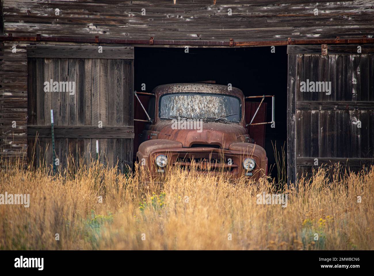 Old ford garage hires stock photography and images Alamy