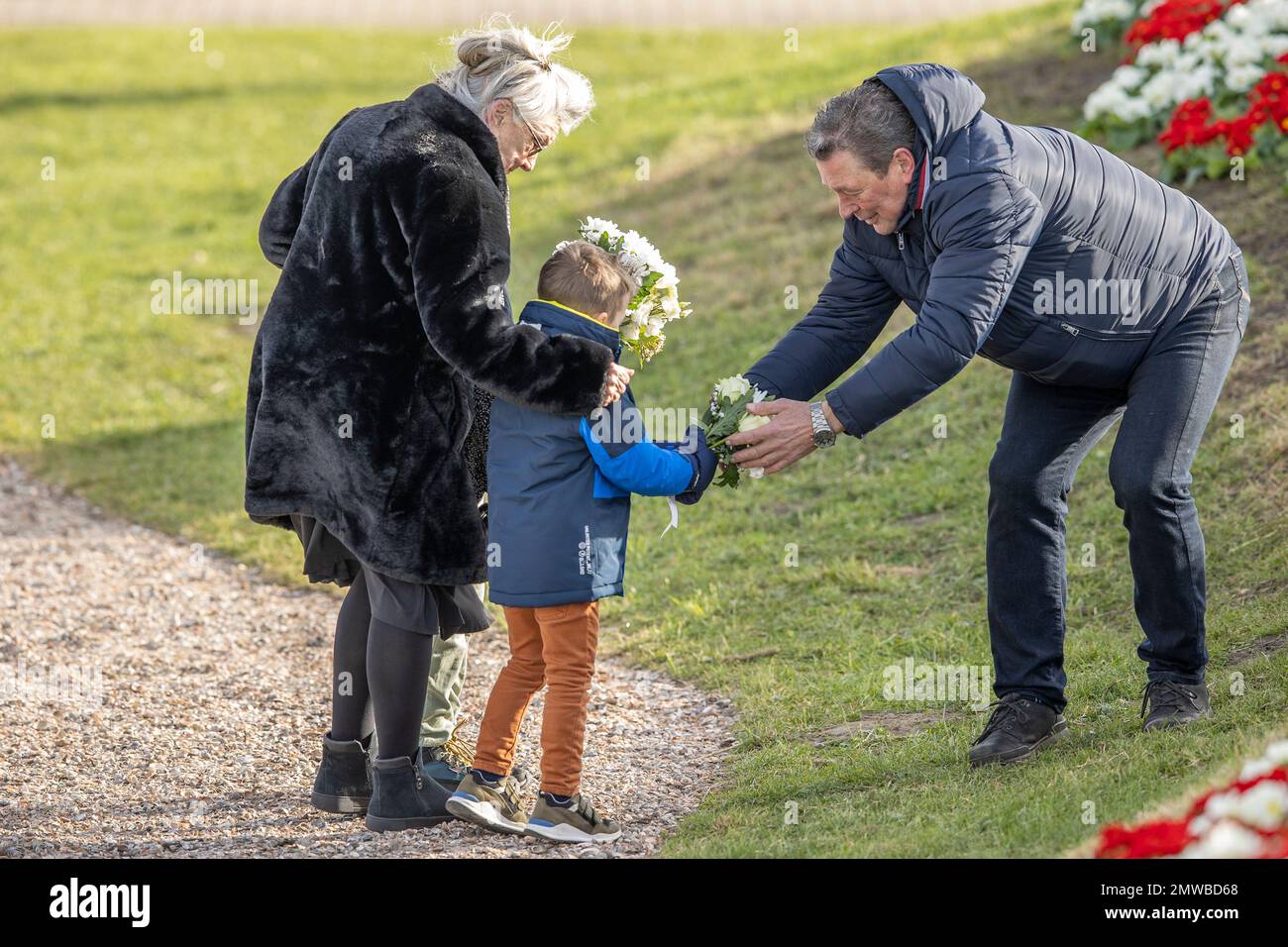 OUWERKERK, THE NETHERLANDS - FEBRUARI 1: Young and old bringing flowers to the memorial during The Flood of 1953 Commemoration at The Watersnoodmuseum (Flood Museum) on February 1st, 2023 in Ouwerkerk, Netherlands (Photo by Peter van der Klooster/Orange Pictures) Stock Photo