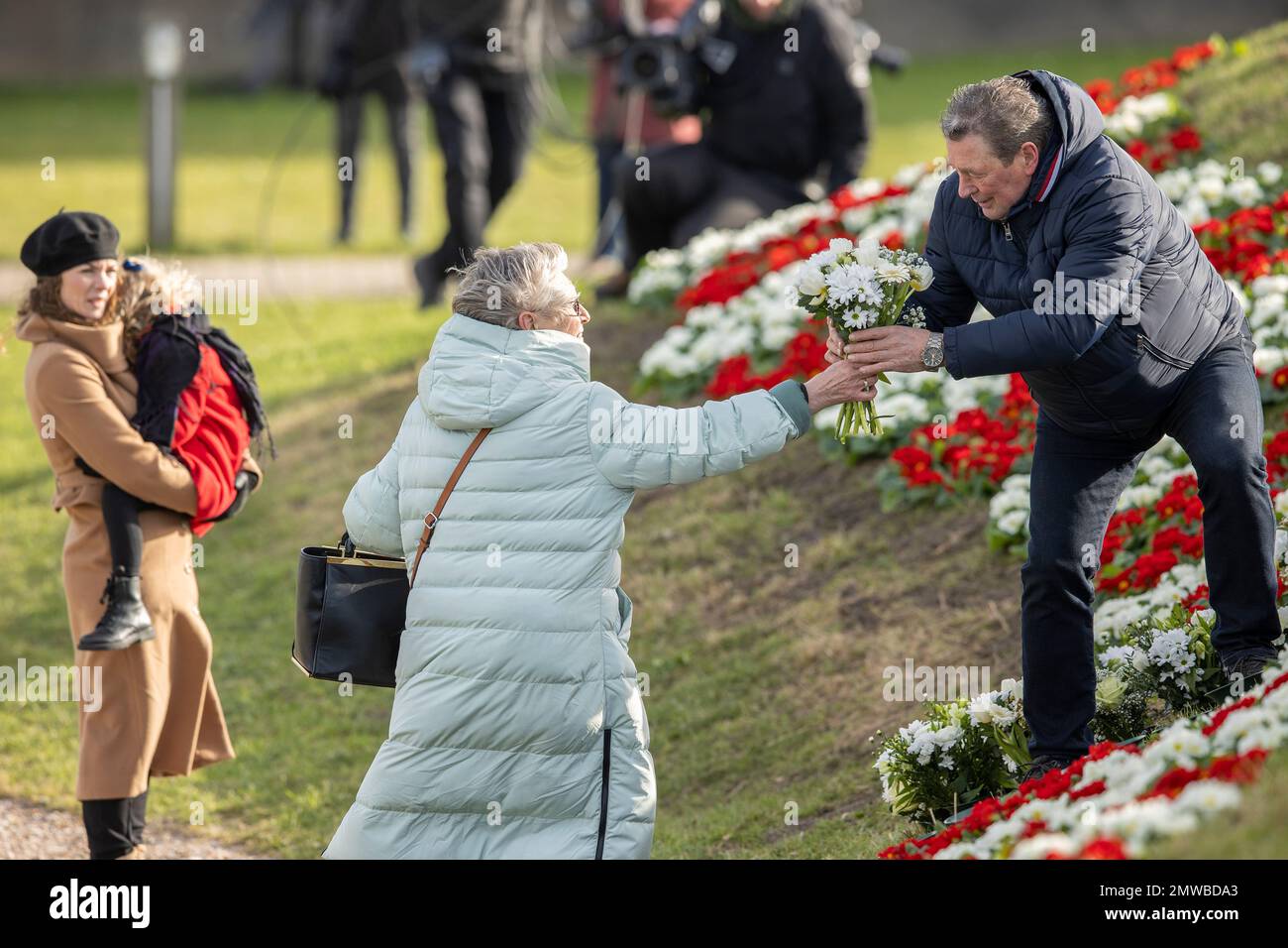 OUWERKERK, THE NETHERLANDS - FEBRUARI 1: Young and old bringing flowers to the memorial during The Flood of 1953 Commemoration at The Watersnoodmuseum (Flood Museum) on February 1st, 2023 in Ouwerkerk, Netherlands (Photo by Peter van der Klooster/Orange Pictures) Stock Photo