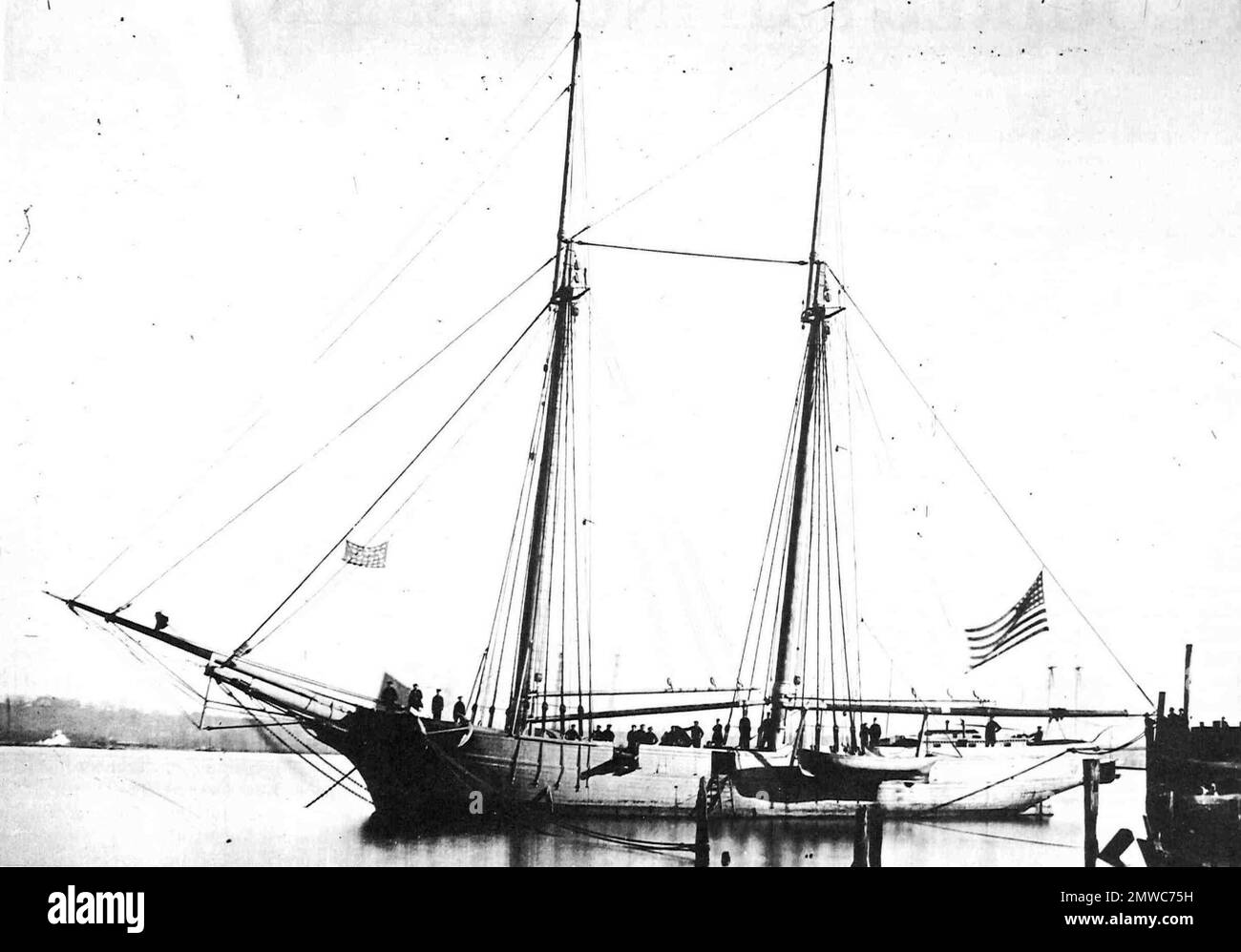 One of the 'bummers', as they were known in the Union Navy. Mortar Schooner of Porter's Bombardment fleet, New Orleans, 1862. A crewman between the masts is leaning on the muzzle of the 13-inch seacoast mortar Stock Photo