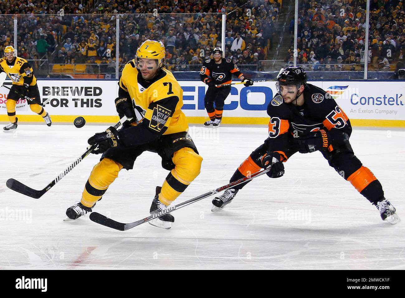 The Pittsburgh Penguins are introduced before an NHL Stadium Series hockey  game at Heinz Field against the Philadelphia Flyers in Pittsburgh,  Saturday, Feb. 25, 2017. (AP Photo/Gene J. Puskar Stock Photo - Alamy