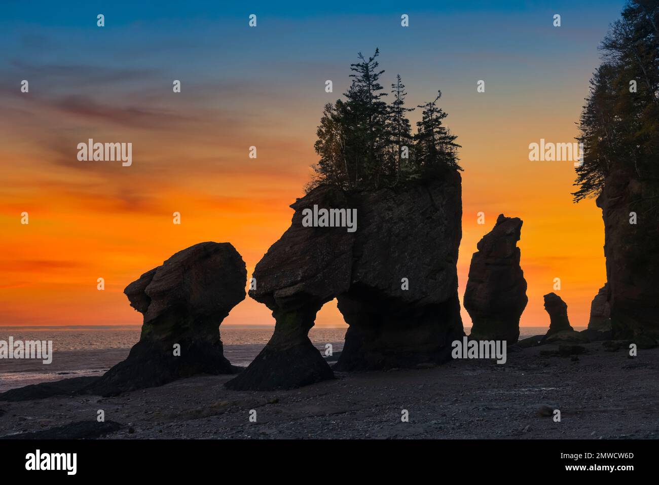 Hopewell rocks provincial park sunrise hi-res stock photography and ...