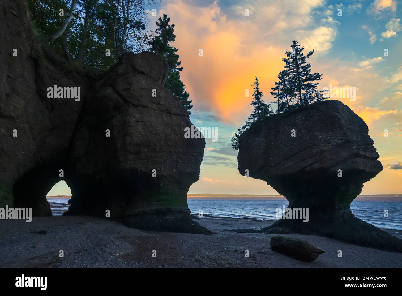 Hopewell rocks provincial park sunrise hi-res stock photography and ...
