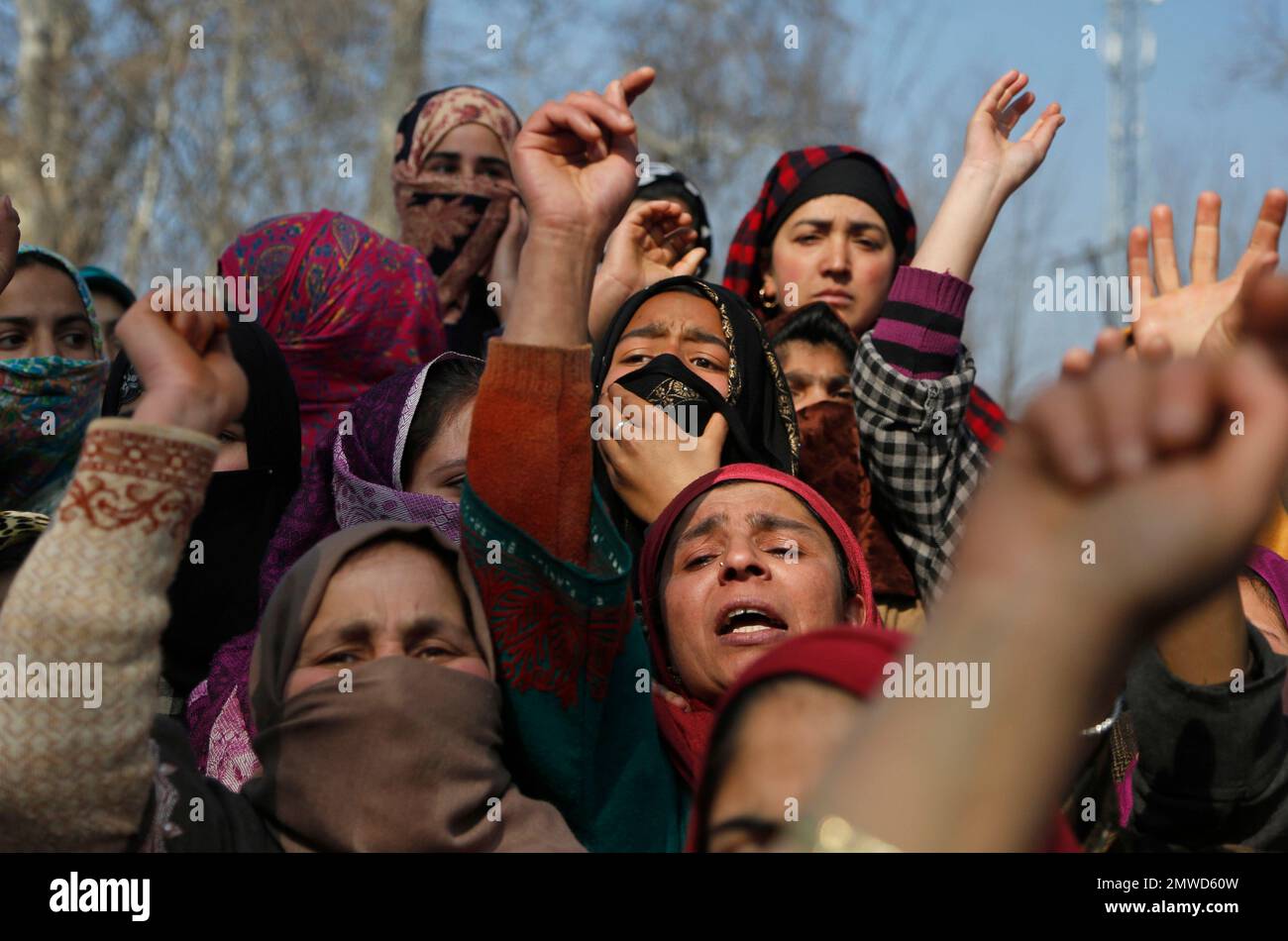 Kashmiri women shout anti Indian and pro-freedom slogans during a ...