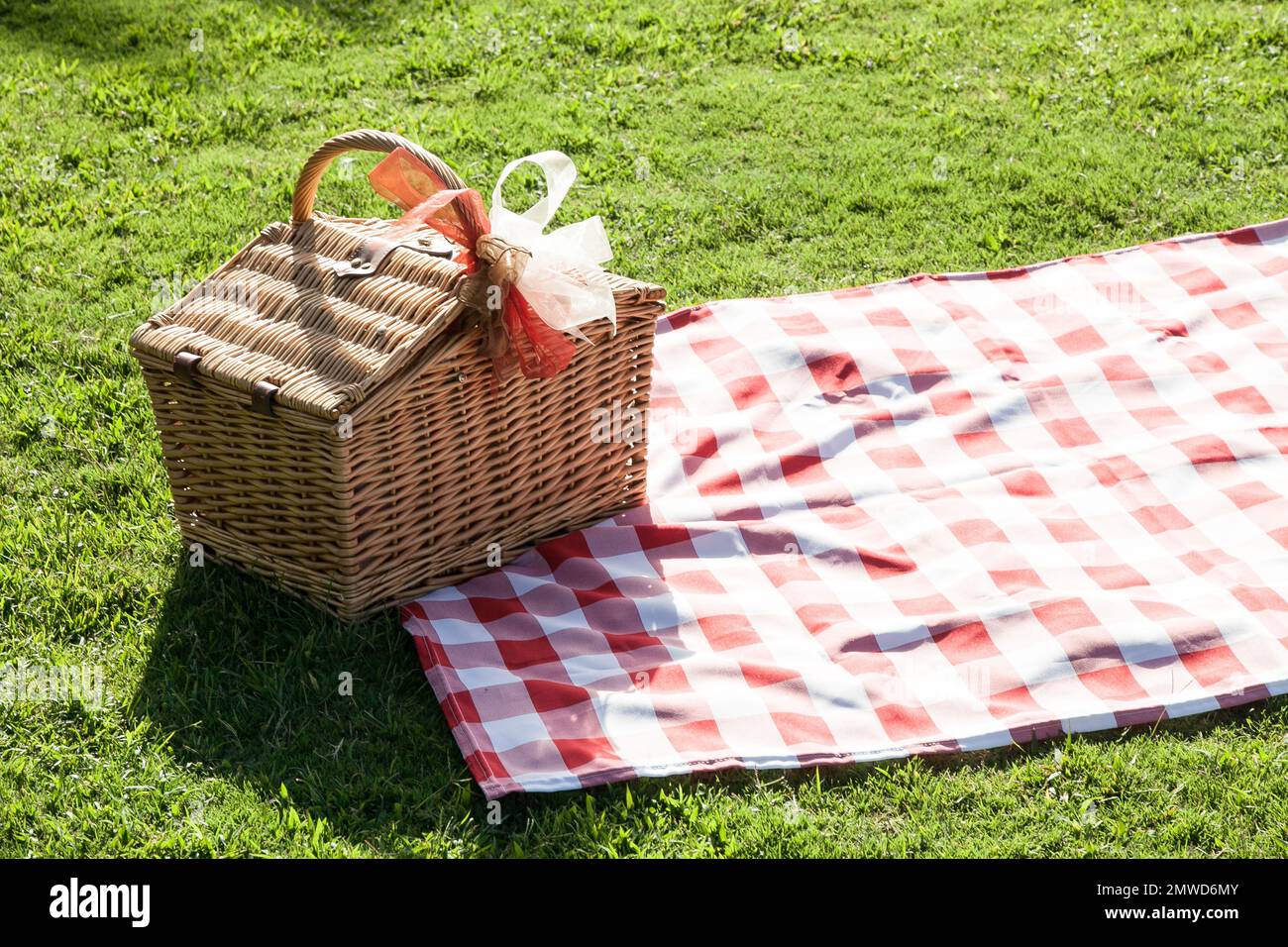 Picnic outdoors basket hi-res stock photography and images - Alamy