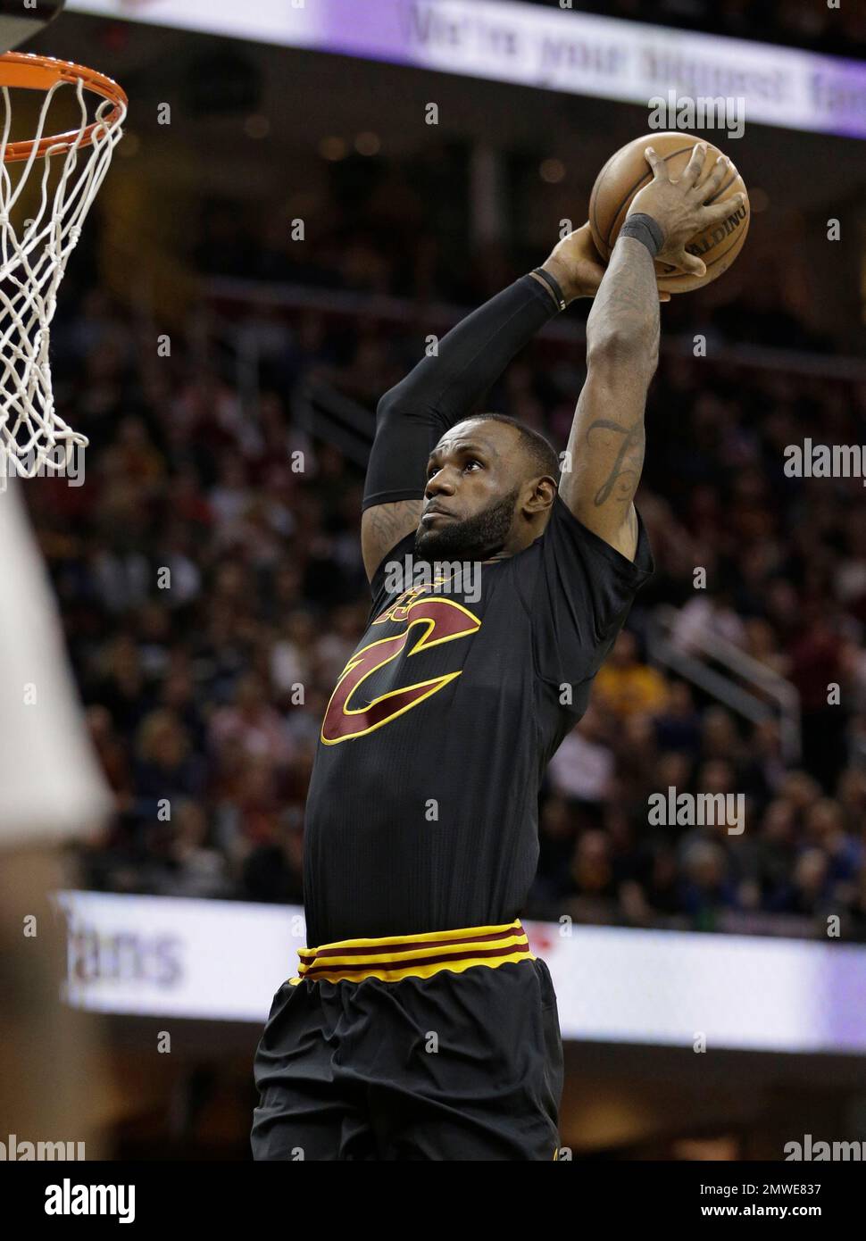Cleveland Cavaliers' LeBron James dunks the ball against the Indiana Pacers  in the first half of an NBA basketball game, Wednesday, Feb. 15, 2017, in  Cleveland. (AP Photo/Tony Dejak Stock Photo - Alamy