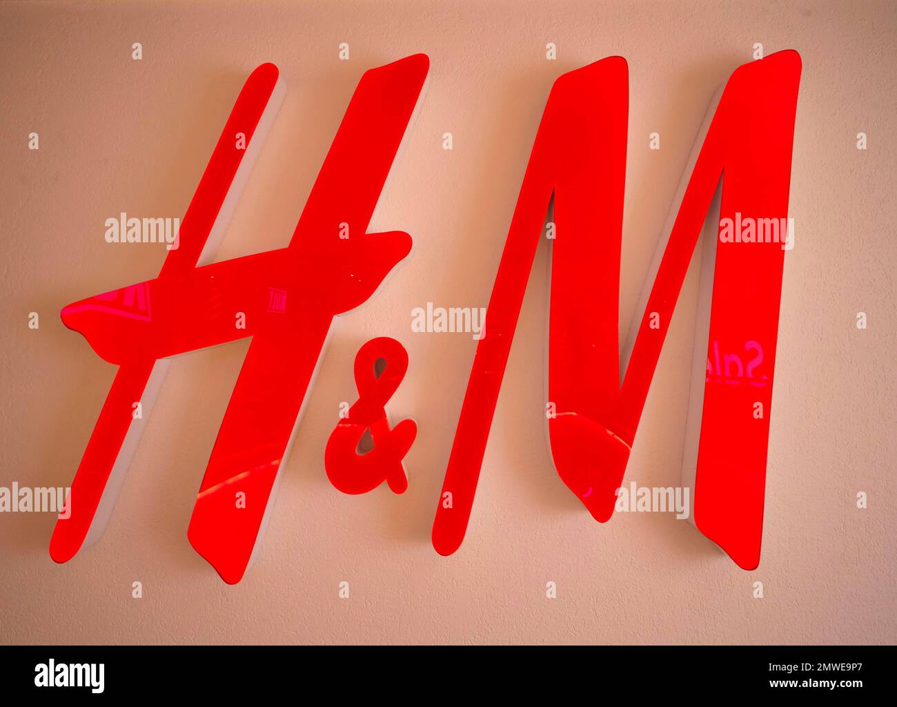 H&m logo brand trademark hi-res stock photography and images - Alamy