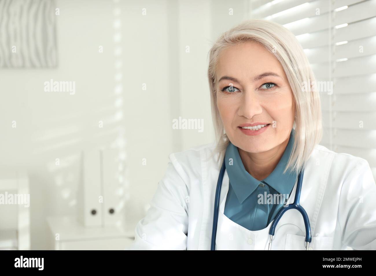Female doctor in white coat hi-res stock photography and images - Alamy