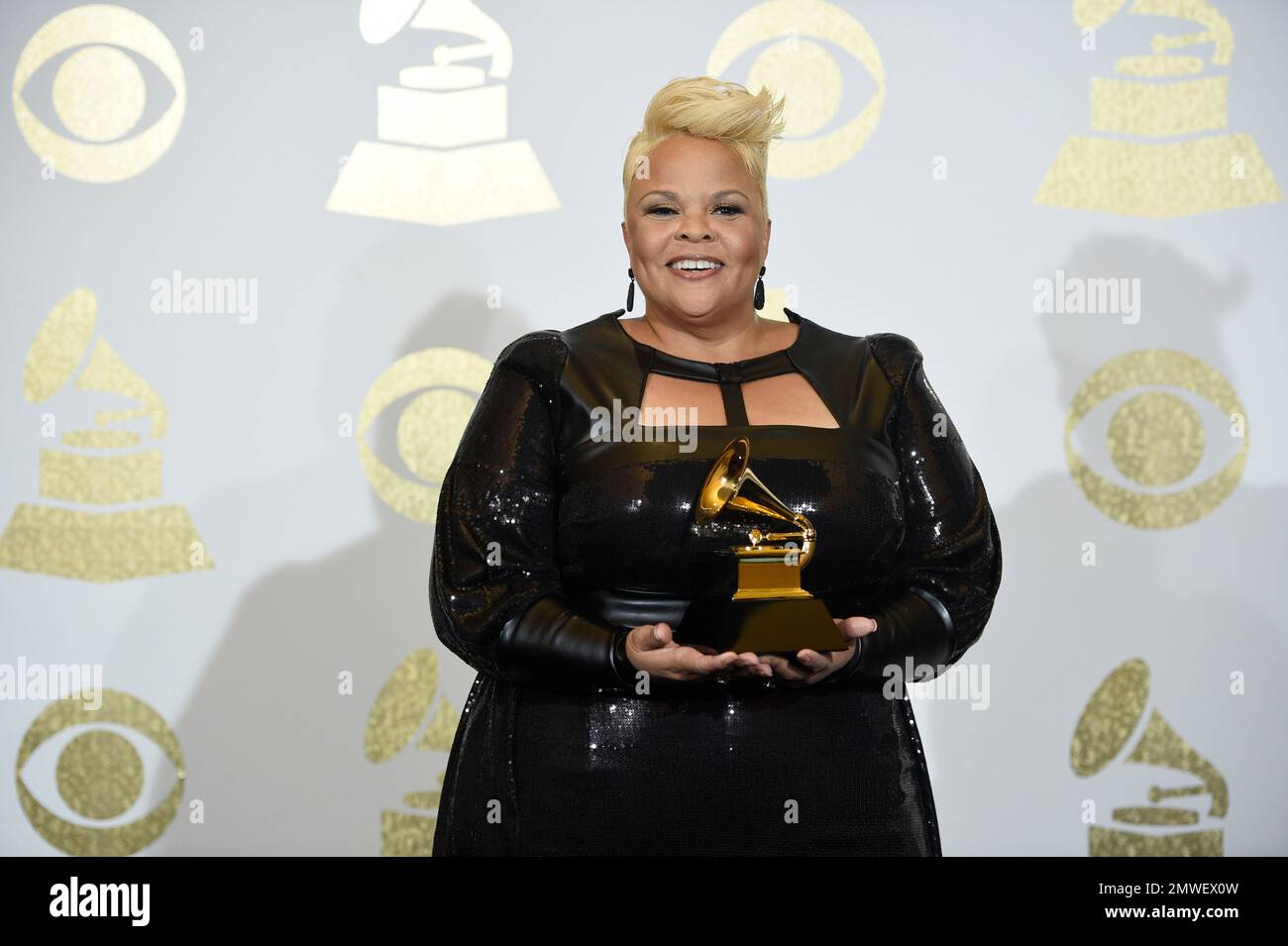 Tamela Mann Poses In The Press Room With The Award For Best Gospel ...