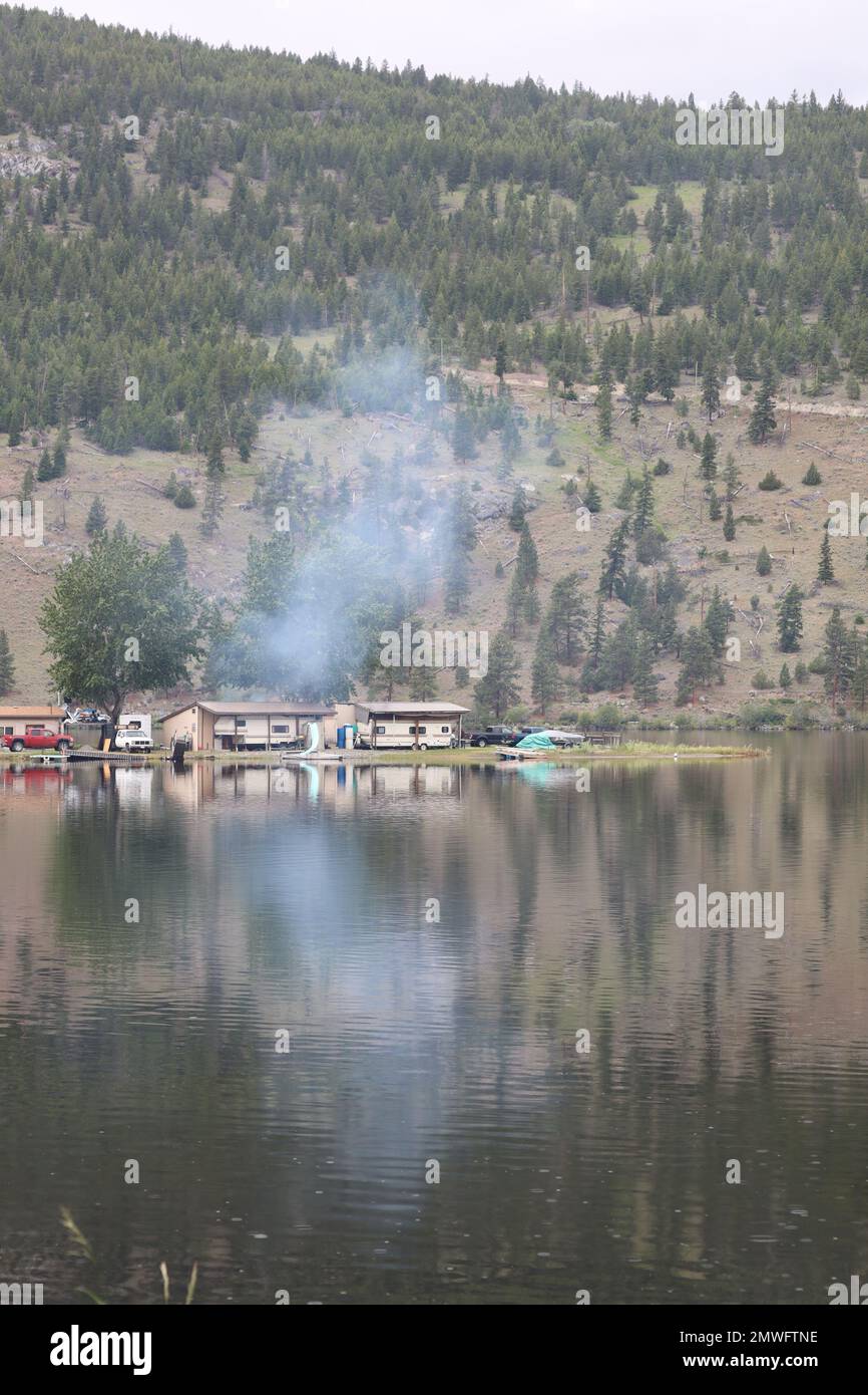 Lake surrounded hills trees hi-res stock photography and images - Alamy
