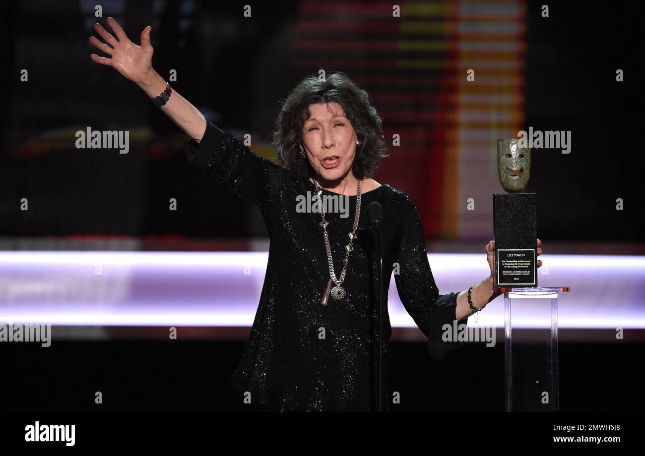 lily-tomlin-accepts-the-lifetime-achievement-award-at-the-23rd-annual