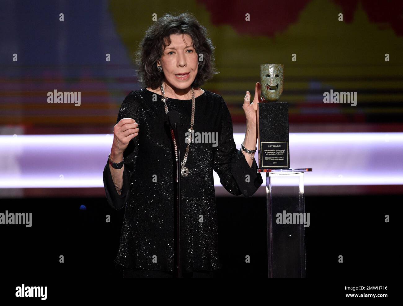 lily-tomlin-accepts-the-lifetime-achievement-award-at-the-23rd-annual