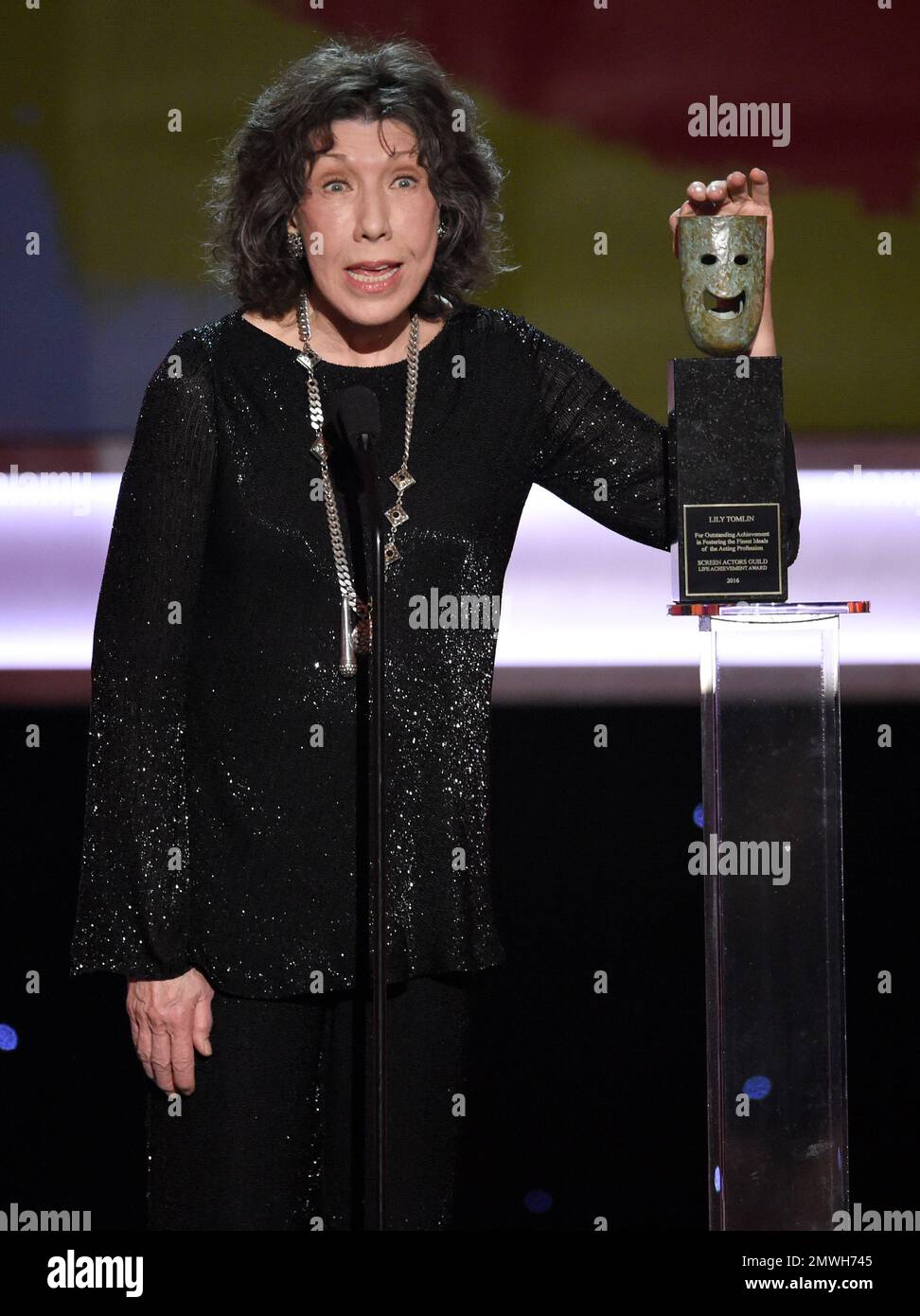lily-tomlin-accepts-the-lifetime-achievement-award-at-the-23rd-annual