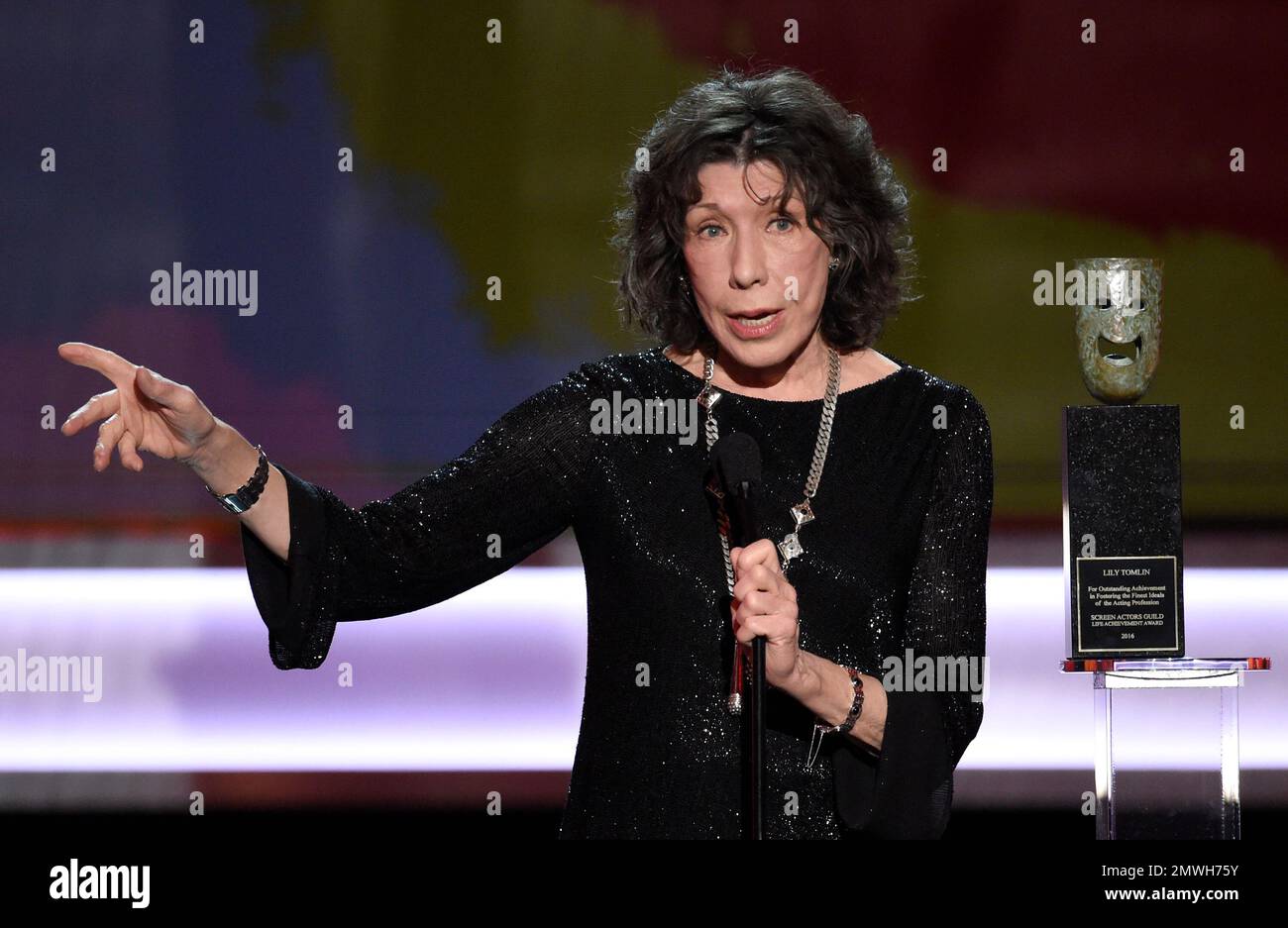 lily-tomlin-accepts-the-lifetime-achievement-award-at-the-23rd-annual