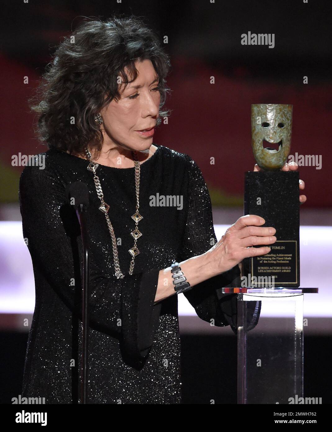 lily-tomlin-accepts-the-lifetime-achievement-award-at-the-23rd-annual