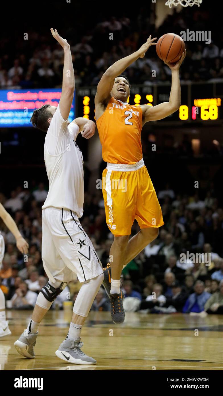 Tennessee forward Grant Williams (2) scores against Vanderbilt forward Luke in the second