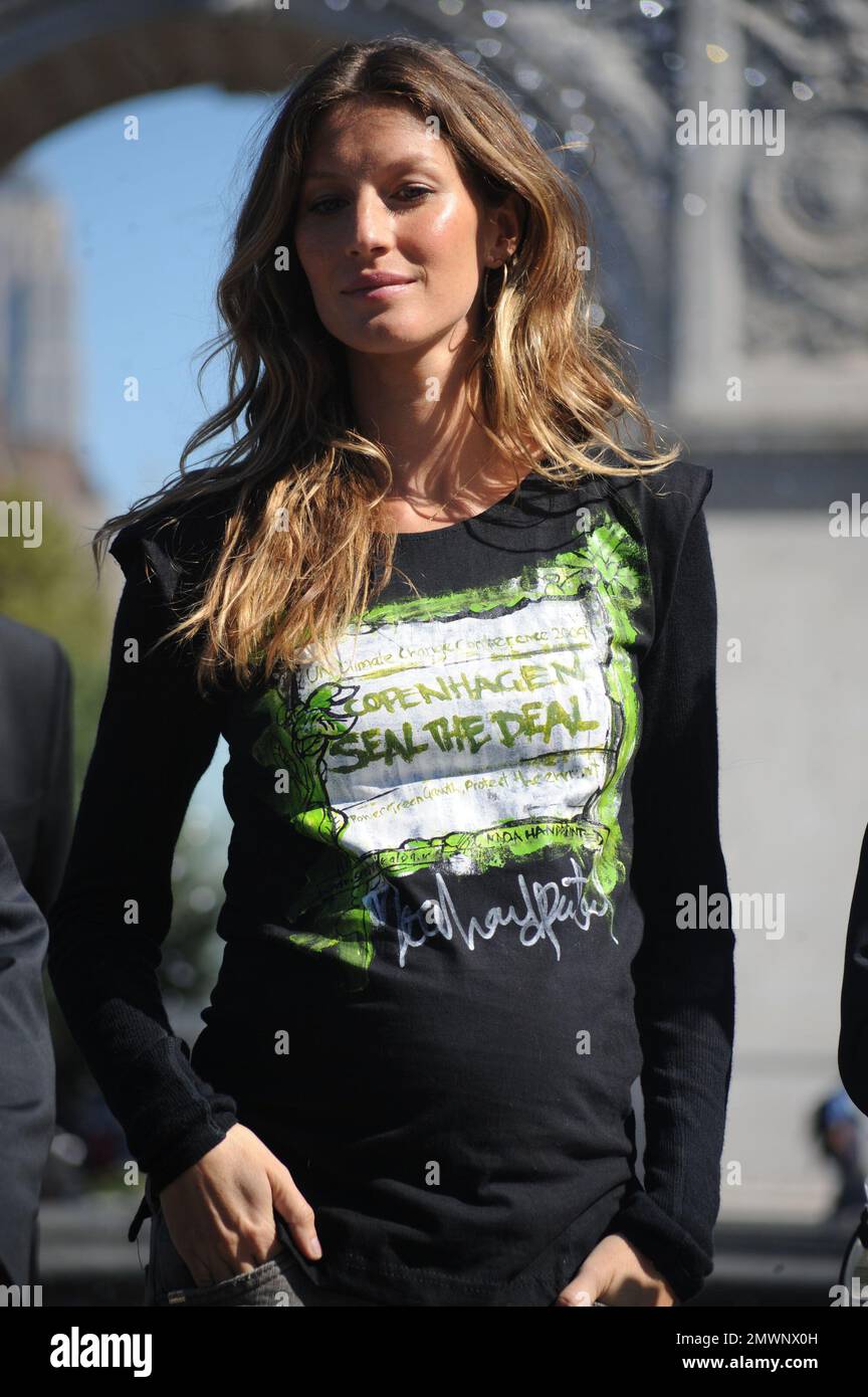 NEW YORK SEPTEMBER 20 Showing off her growing baby bump, Gisele