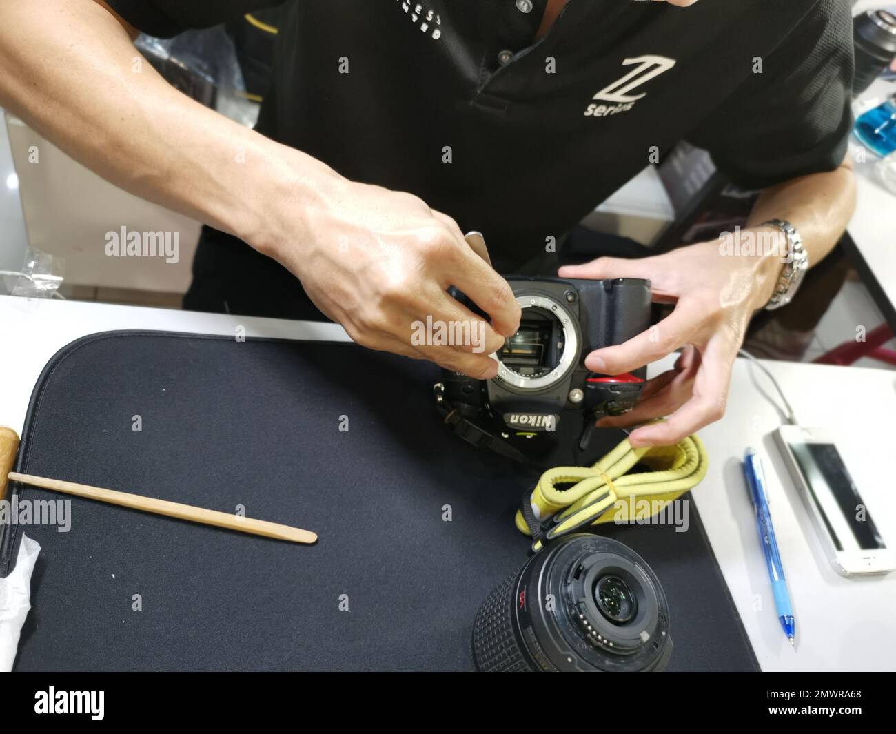 dslr sensor cleaning by professional technician Stock Photo Alamy