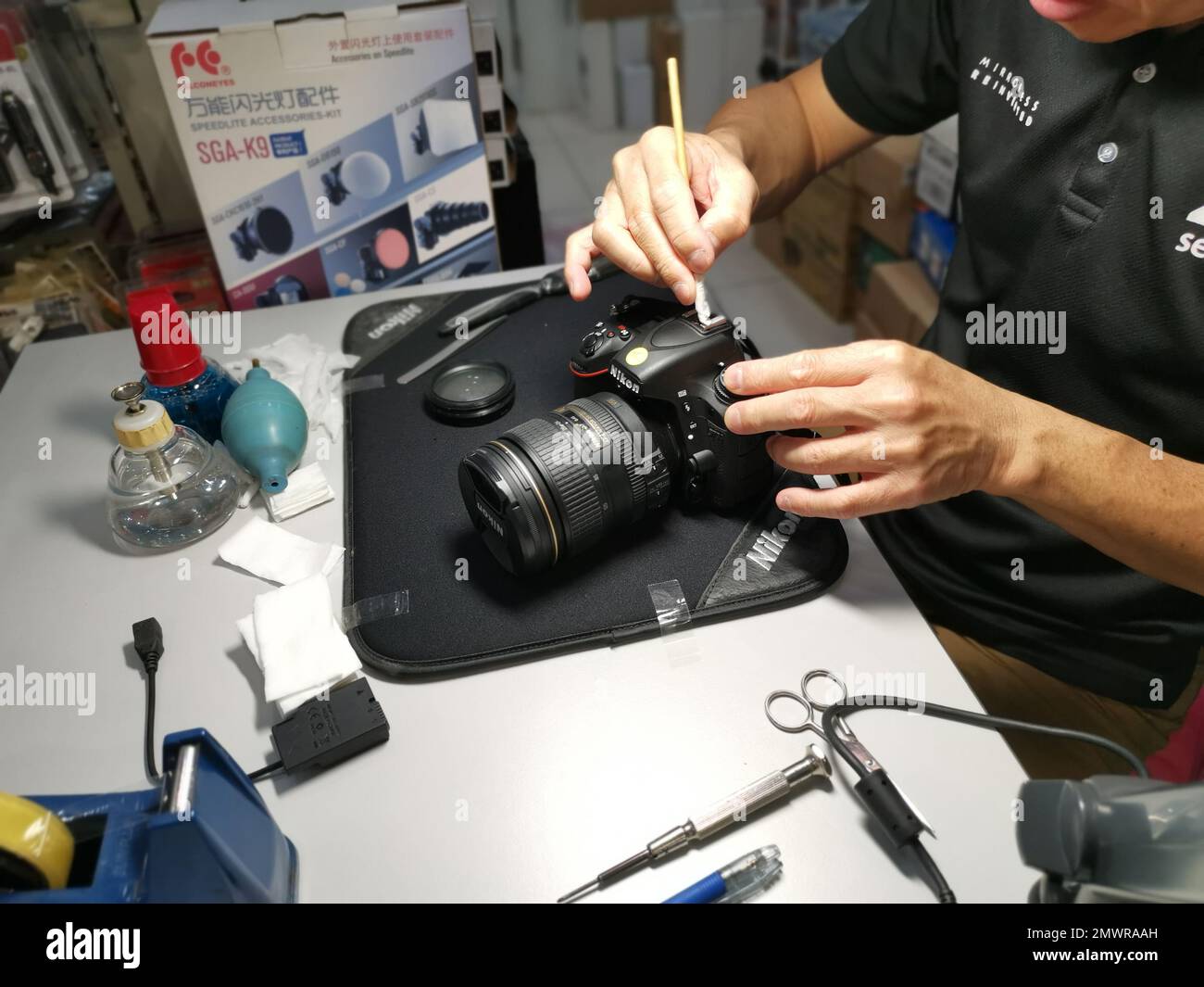 dslr sensor cleaning by professional technician Stock Photo Alamy