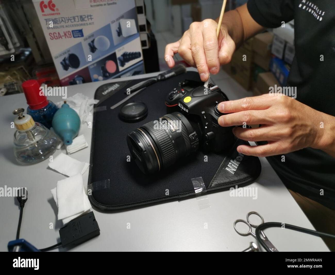 dslr sensor cleaning by professional technician Stock Photo Alamy
