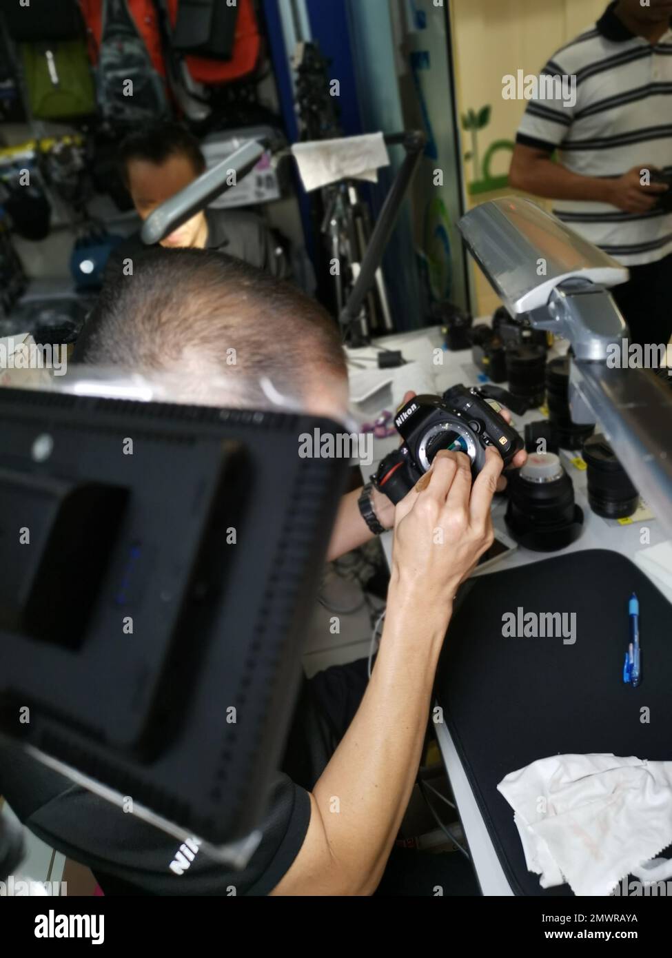 dslr sensor cleaning by professional technician Stock Photo Alamy