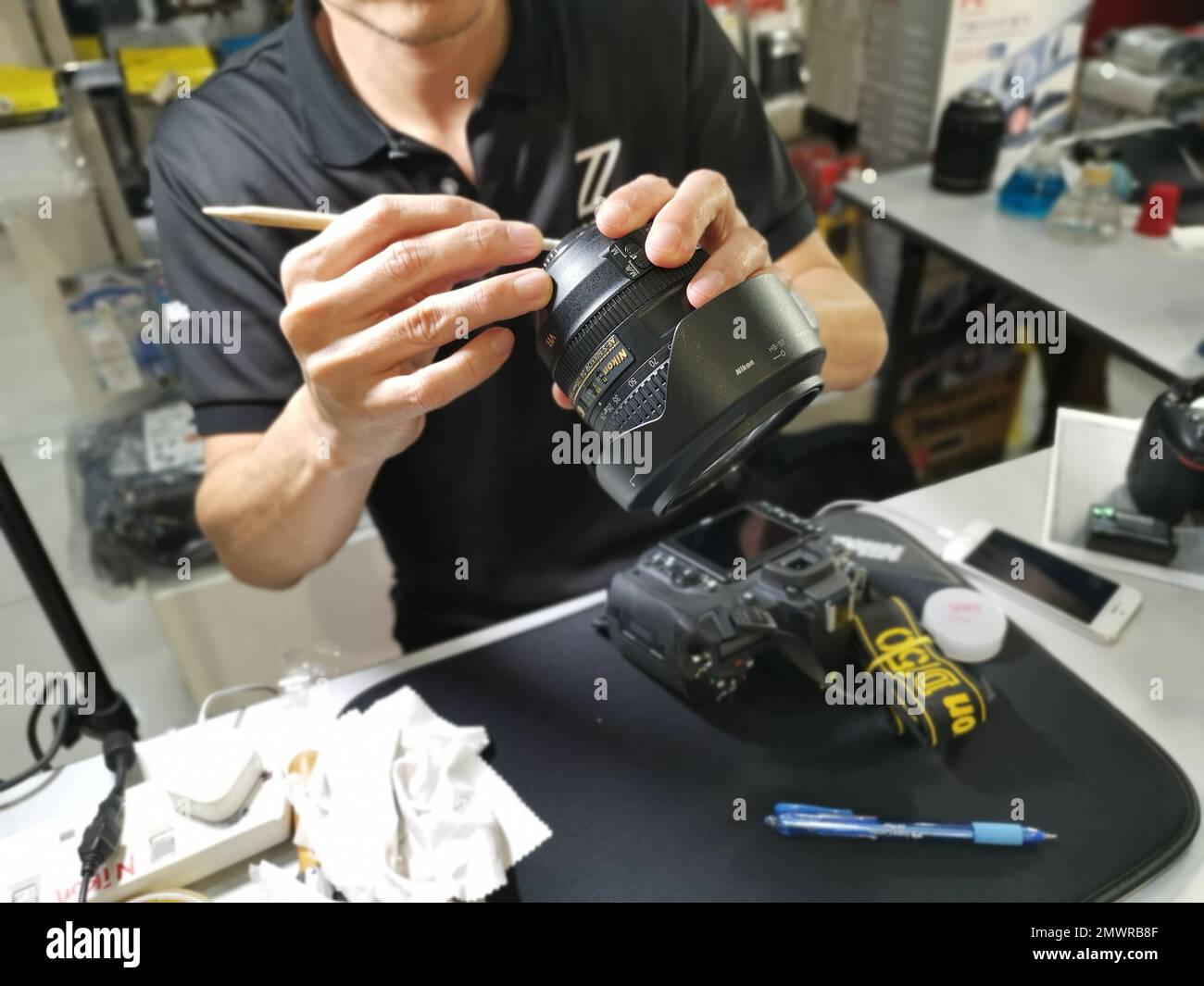 dslr sensor cleaning by professional technician Stock Photo Alamy