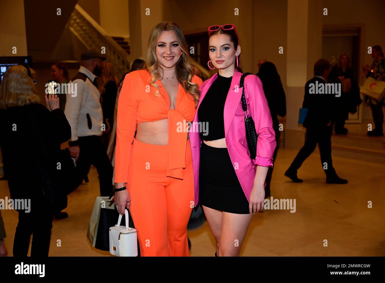 Dascha Carriero und Luca Angelina Vanak bei der Anja Gockel Fashion Show 'seven senses' auf der Berlin Fashion Week Autumn/Winter 2023 im Hotel Adlon Stock Photo