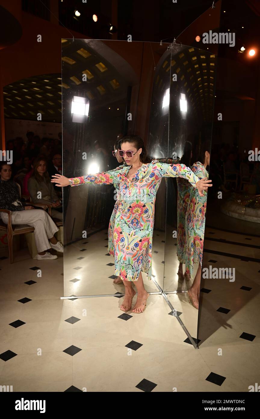 Models bei der Anja Gockel Fashion Show 'seven senses' Abendshow auf der Berlin Fashion Week Autumn/Winter 2023 im Hotel Adlon Kempinski. Berlin, 18.0 Stock Photo