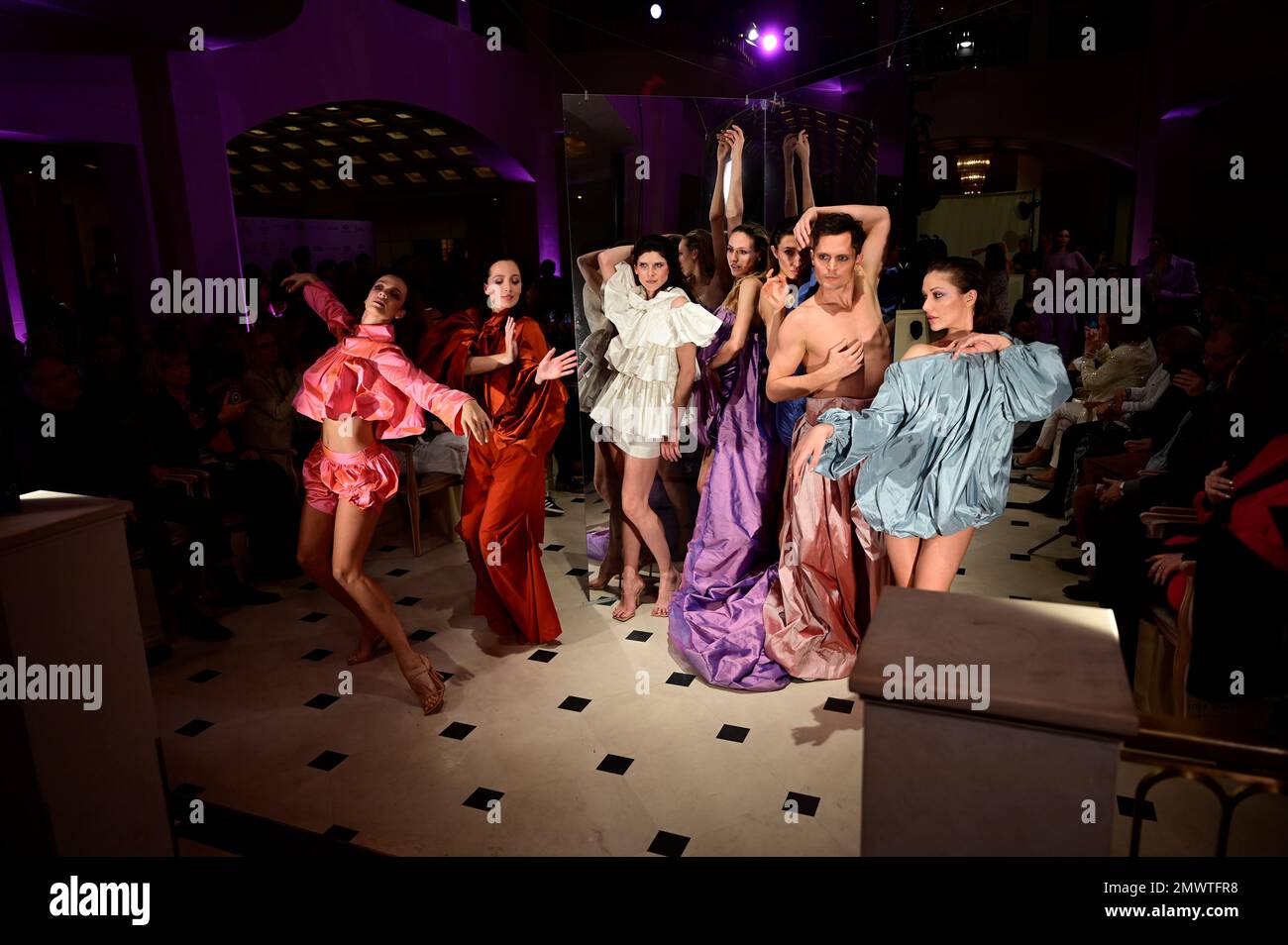 Models bei der Anja Gockel Fashion Show 'seven senses' Abendshow auf der Berlin Fashion Week Autumn/Winter 2023 im Hotel Adlon Kempinski. Berlin, 18.0 Stock Photo