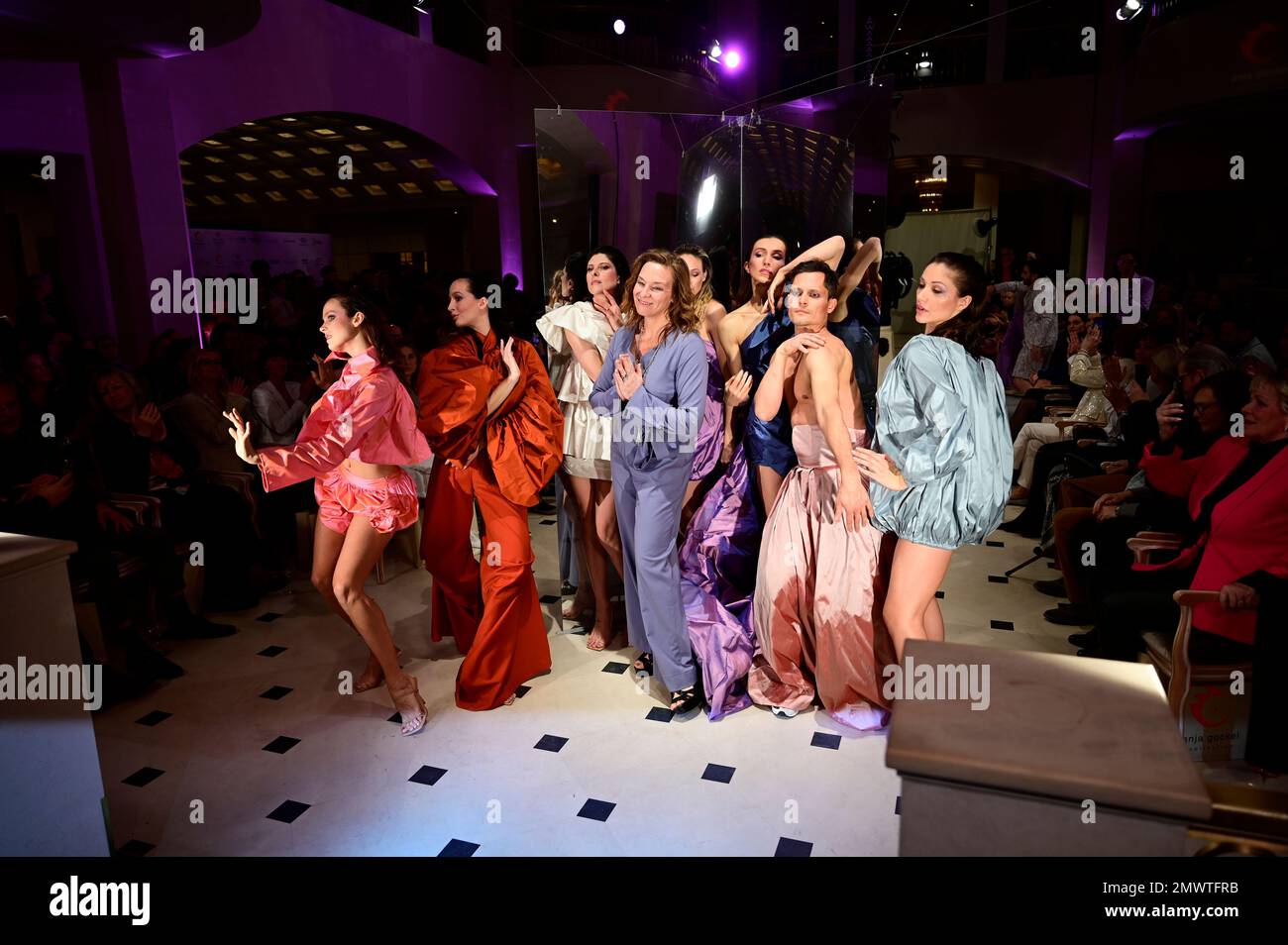 Anja Gockel mit Models bei der Anja Gockel Fashion Show 'seven senses' Abendshow auf der Berlin Fashion Week Autumn/Winter 2023 im Hotel Adlon Kempins Stock Photo