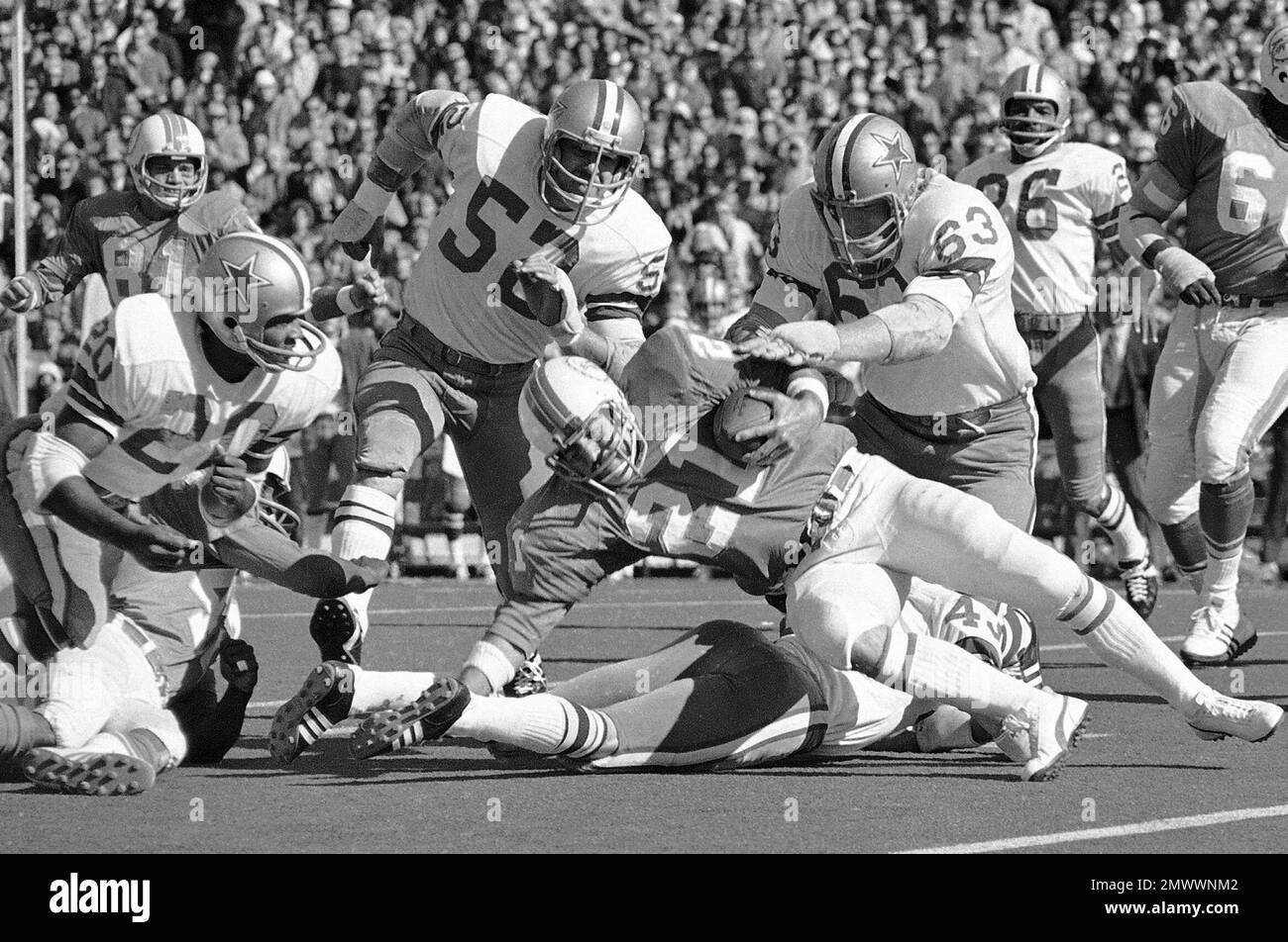 FILE - A Jan. 16, 1972, file photo, Dallas running back Duane Thomas is  stopped by Miami Dolphins tacklers after picking up a short gain during NFL  football's Super Bowl VI in