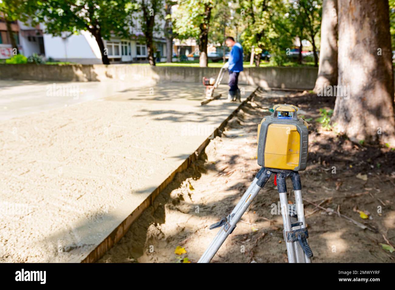 Total center device with laser for leveling other devices to level