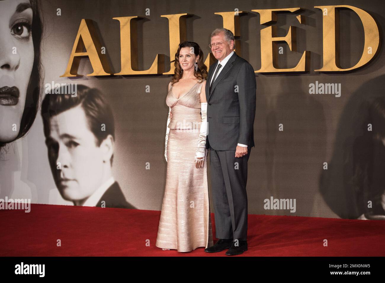Leslie Harter Zemeckis and Robert Zemeckis pose for photographers upon