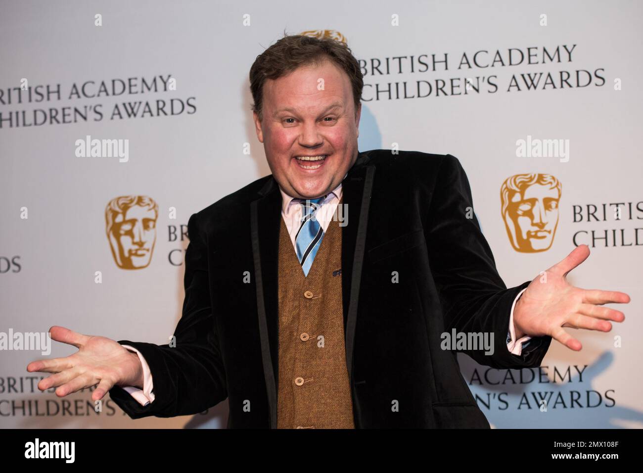 justin-fletcher-poses-for-photographers-upon-arrival-at-the-bafta