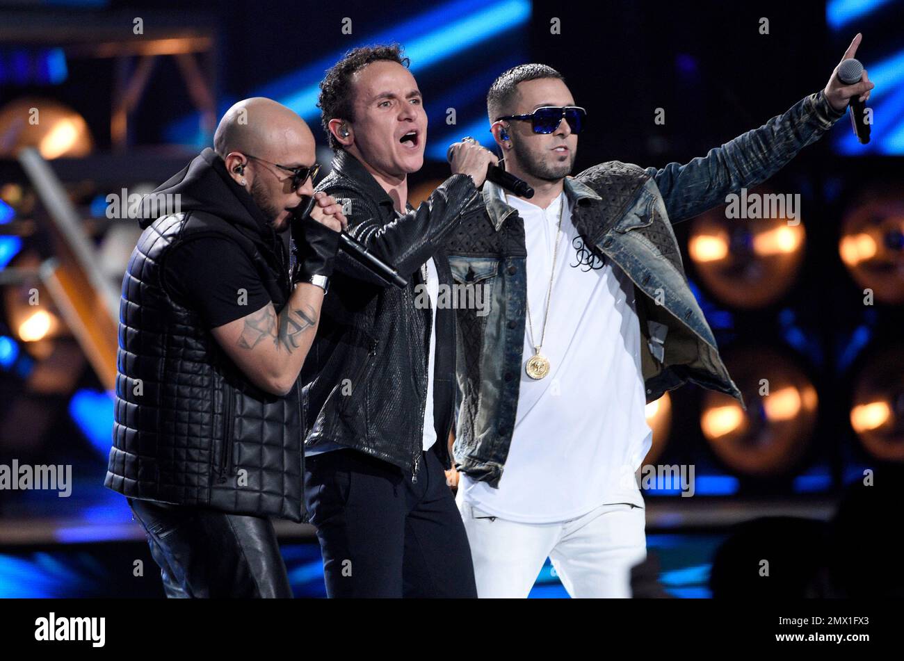 Fonseca, center, performs "Vine a Buscarte" with Raul Alexis Ortiz