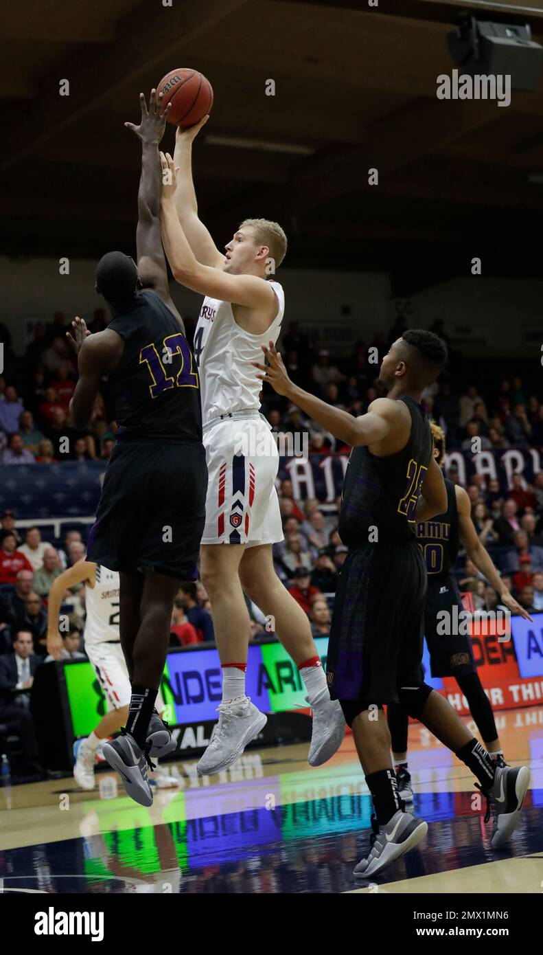 St. Mary's center Jock Landale, center, shoots over Prairie View A&M ...