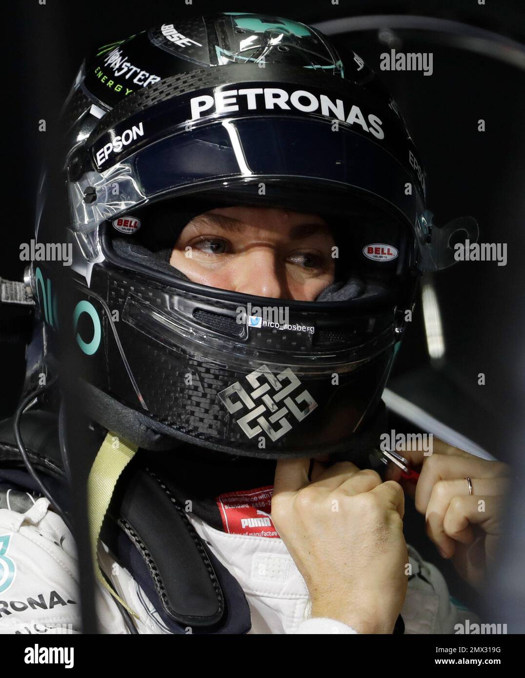 スポーツ選手 Nico Rosberg 2016 Mercedes Used Bottle Nico Rosberg 2016 Original Mercedes Media Helmet with a