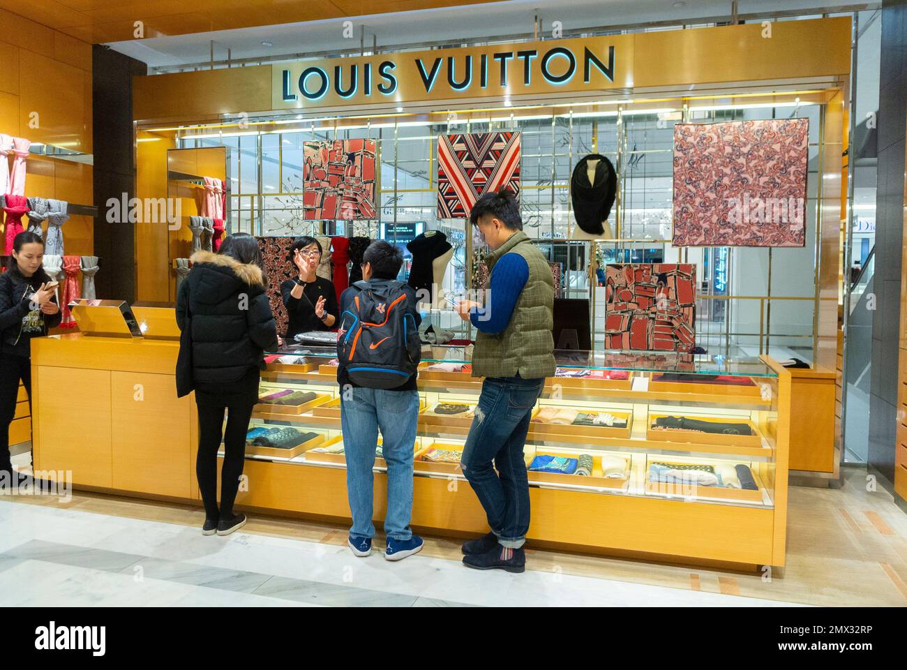 Chinese Women Walk Louis Vuitton Boutique Wuxi City East Chinas – Stock  Editorial Photo © ChinaImages #244470382