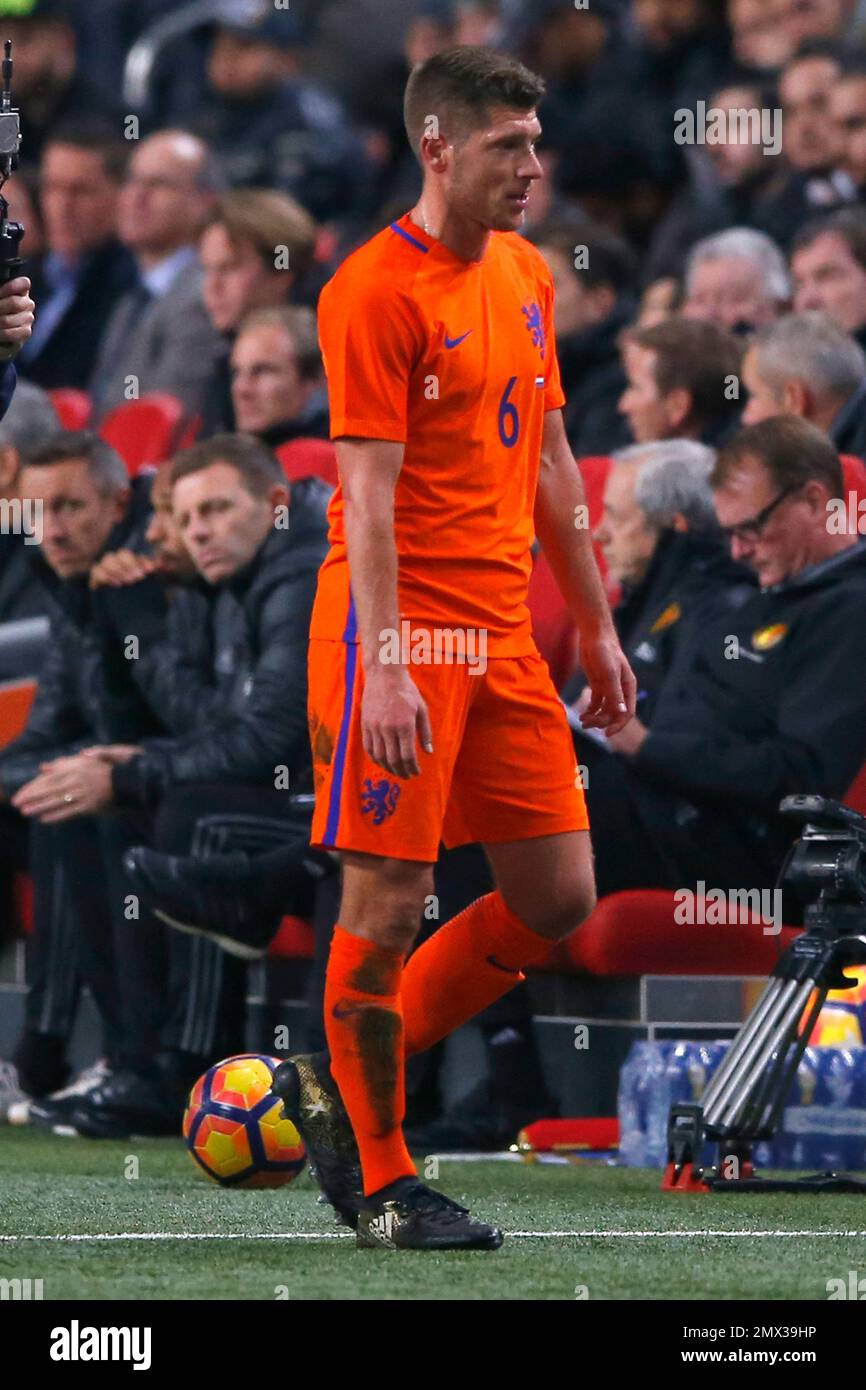 netherlands-stein-schaars-leaves-the-pitch-with-an-injury-during-the