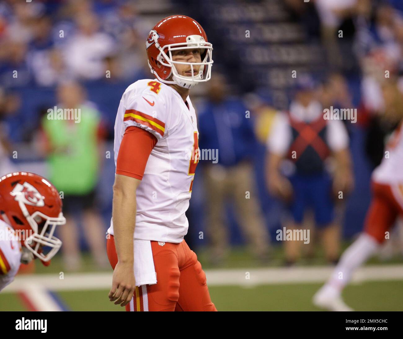 Kansas City Chiefs quarterback Nick Foles (4) during warm-ups before their  NFL football game in Kansas City, Mo., Sunday, Nov. 20, 2016. (AP  Photo/Reed Hoffmann Stock Photo - Alamy