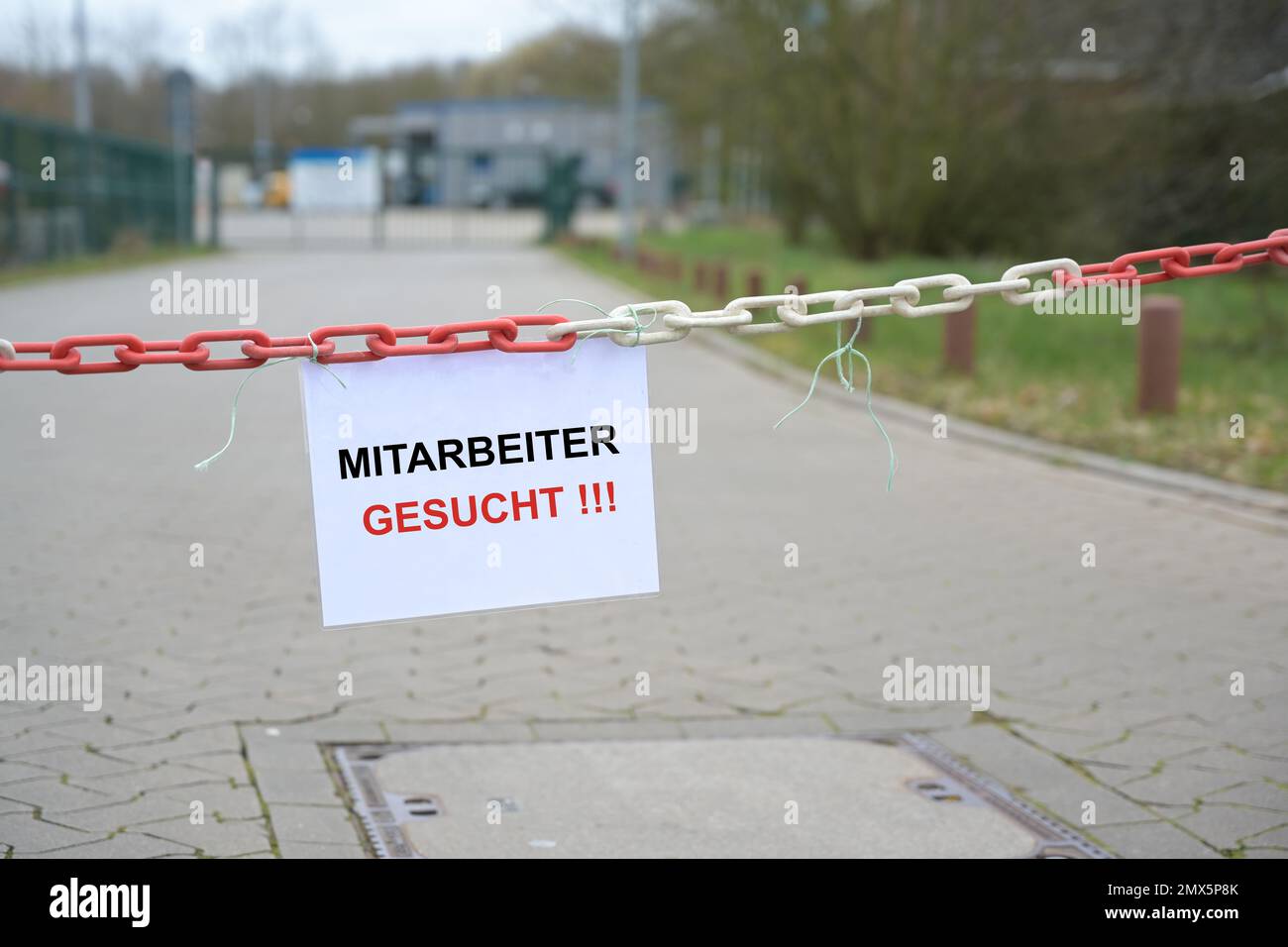 Sign at the entrance of a company with German text “Mitarbeiter gesucht”, meaning “Employees wanted”, concept for increasing shortage of workers due t Stock Photo