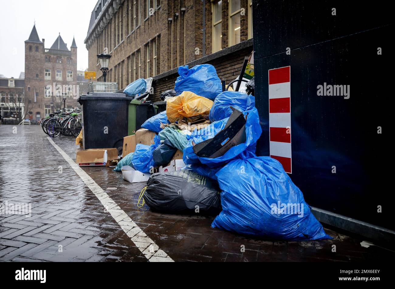 UTRECHT - Garbage is piling up now that city cleaning is taking action in the No waste will be collected for week. The municipal employees have stopped work of