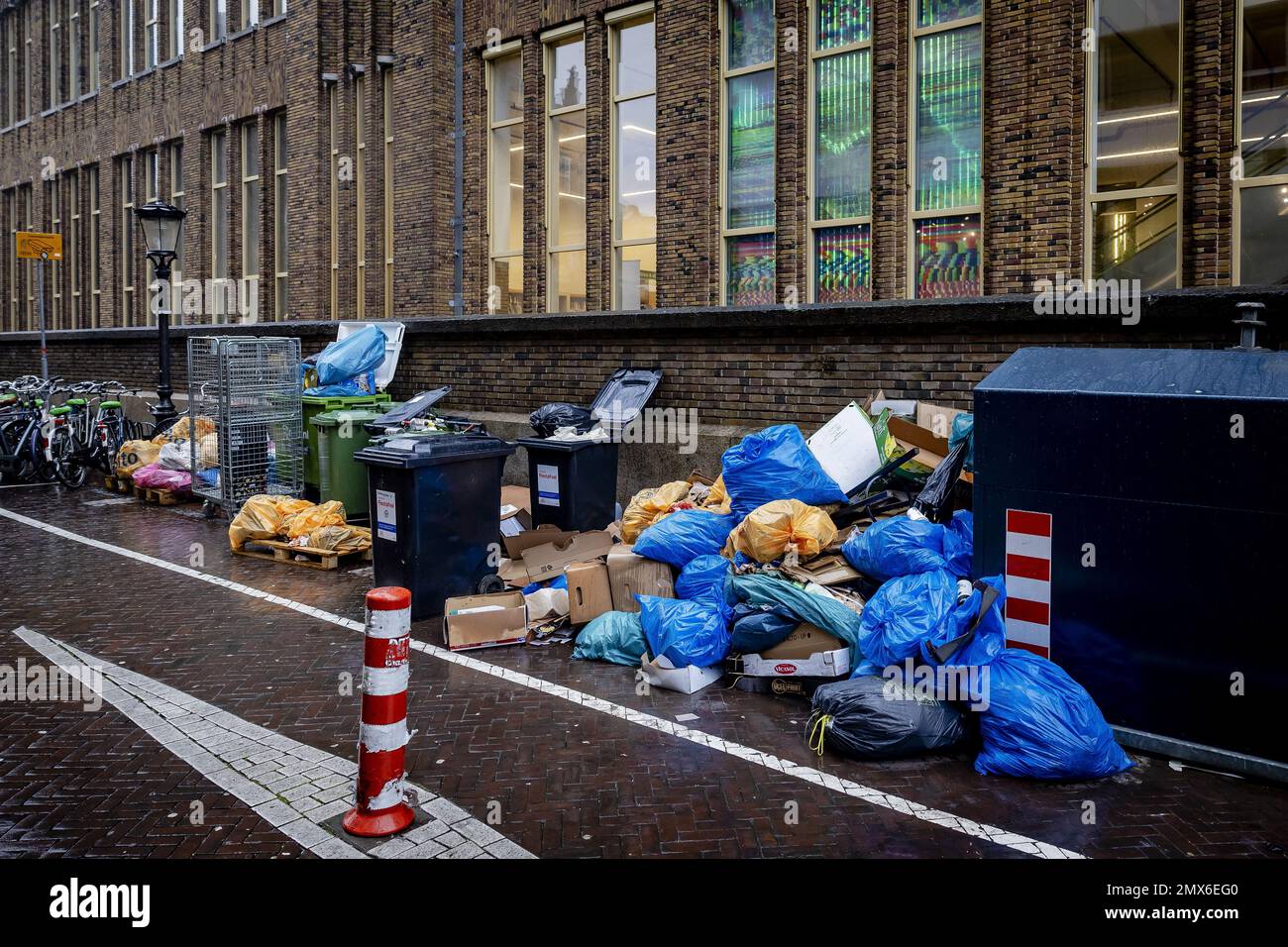 cafe vuilnis monteren UTRECHT - Garbage is piling up now that city cleaning is taking action in  the city. No waste will be collected for a week. The municipal employees  have stopped work out of