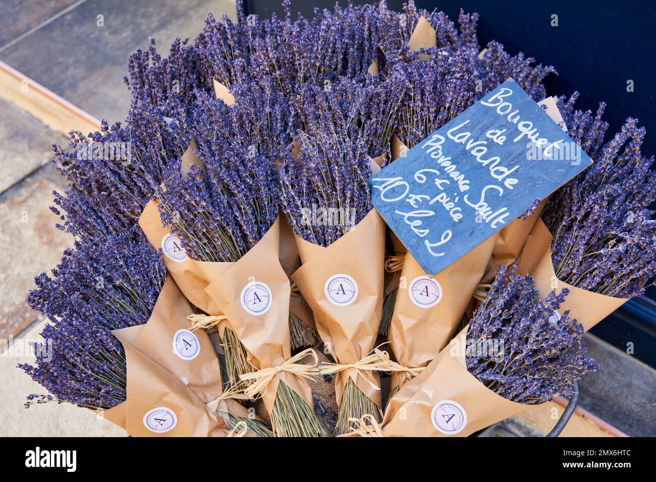 Bouquet de Lavande, Orange, Vaucluse, Provence-Alpes-Côte d’Azur, France, Europe. Many Orange shops offer a variety of dried lavender bouquets for Stock Photo